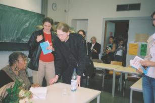 Ameila Boynton beim Signieren ihrer Autobiographie