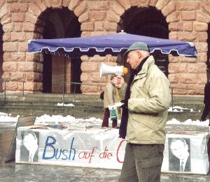 Kundgebung: Bush auf die Couch!