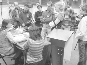 Helga Zepp-LaRouche spricht mit Vertretern der BüSo-Jugend