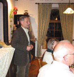 Hans-Peter Köhler vor Zuhörern