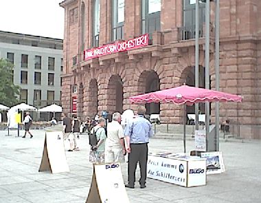 Mainzer Staatstheater mit Infostand