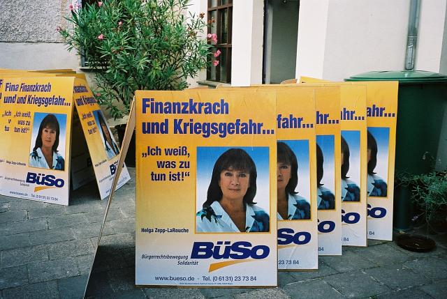 Plakate beim Trocknen im Hof
