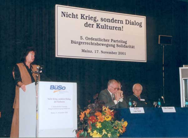 Helga Zepp-LaRouche auf dem Bundesparteitag 2001