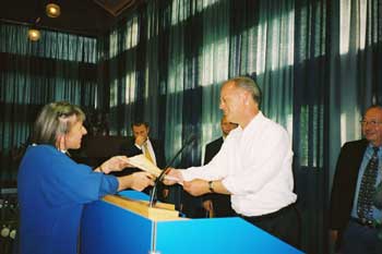 Ursula Apel überreicht EIR-Studie