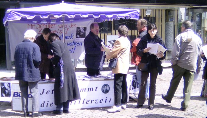 Infostand auf dem Schillerplatz in Mainz
