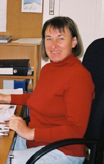 Ulla Apel am Arbeitsplatz