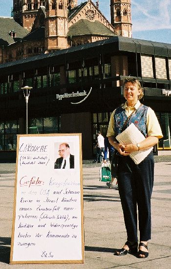 Ulla Apel bei einer Verteilaktion auf dem Opernplatz