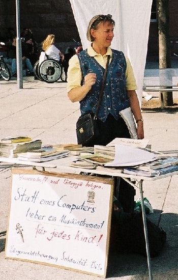 Ulla Apel am Infostand