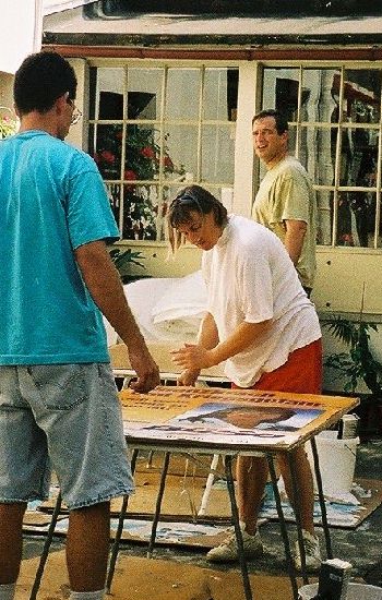 Ulla Apel beim Plakatieren der Werbeschilder